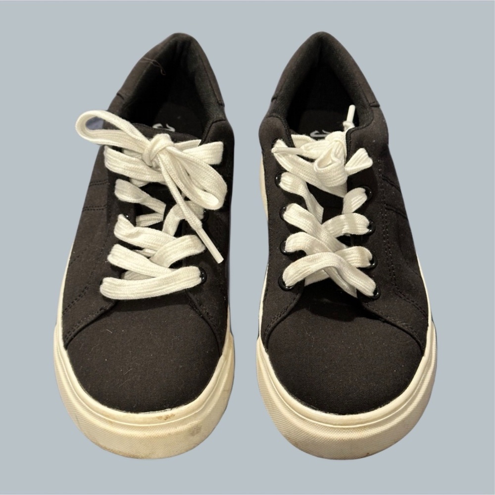 mad love Women’s Shoes Black Chunky 2000s sneakers lace up size 6 skater
